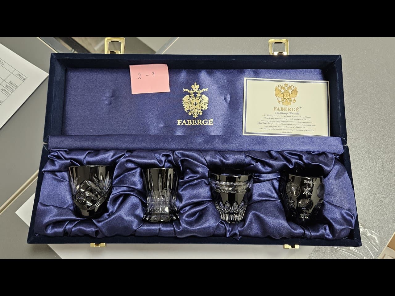 Must-valged pitsid FABERGE