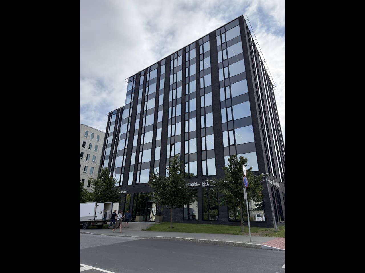 BÜROOPINNAD (KOKKU 554,6 M2) KOOS KAHEKSA GARAAŽIKOHAGA (8X 12,50M2) AADRESSIL TALLINN, KESKLINNA LINNAOSA, TARTU MNT 83